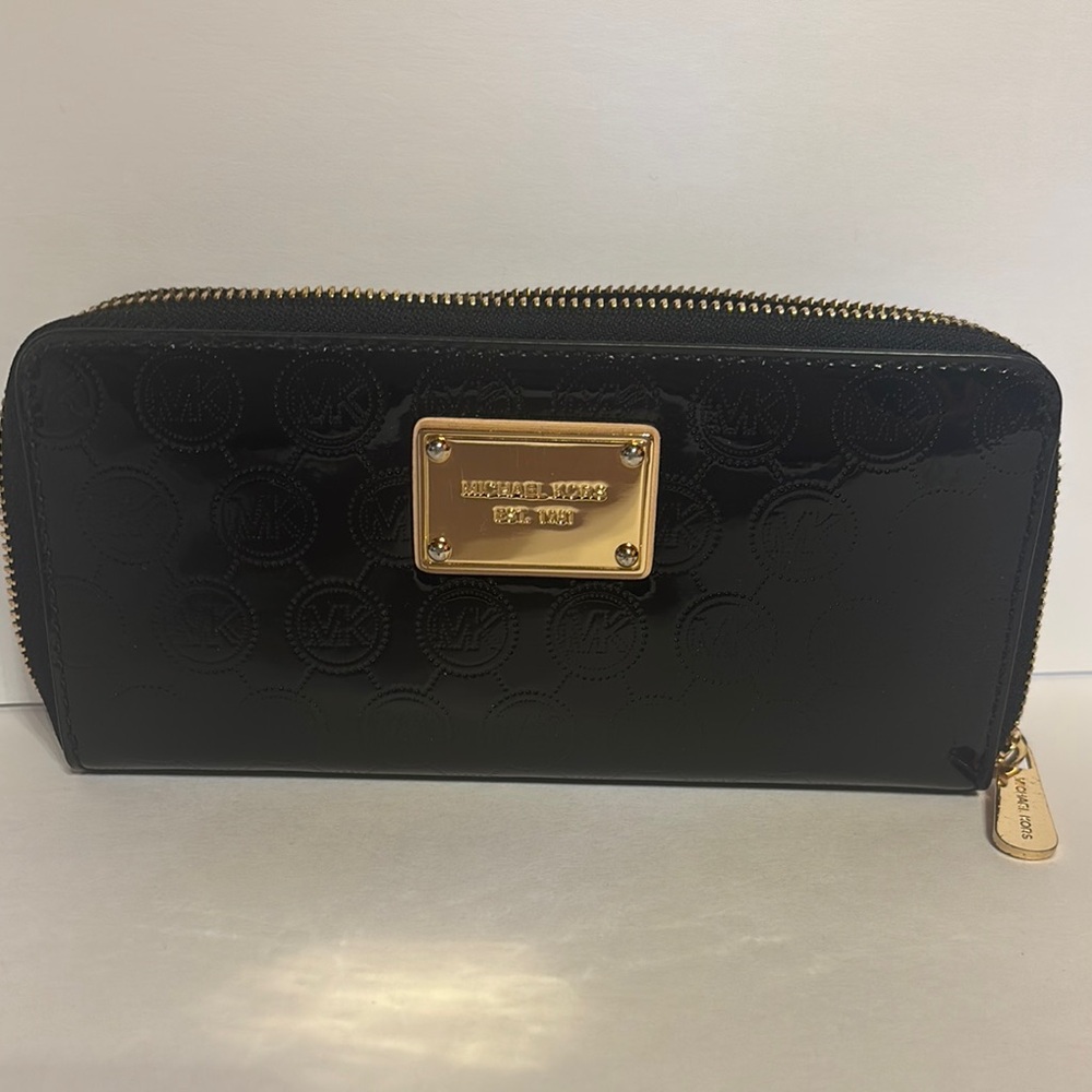 Michael Kors Black and Gold Wallet Sleek Design